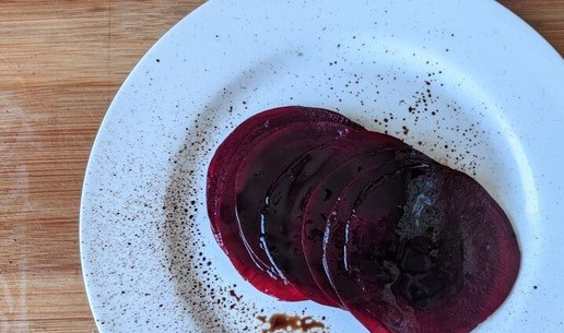 1. Этап. Закуска из свеклы с творожным сыром: Вареную свеклу чистим, режем тонкими слайсами или трём на специальной тёрке, сбрызгиваем бальзамическим уксусом.