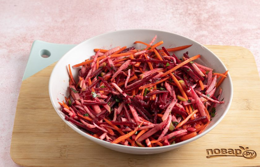 1. Этап. Салат «Разгрузочный»: Заправьте салат и перемешайте. Уберите в холодильник на полчаса настояться.