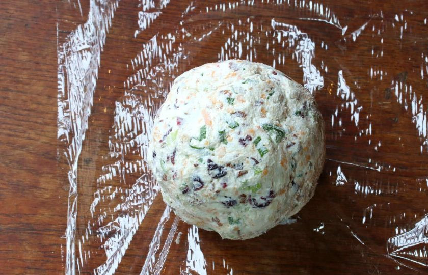 1. Этап. Колобки Три сыра: Разделите массу на 8-10 частей. И сформируйте колобки. Заверните их в пищевую пленку, и отправьте в холодильник на пару часов.