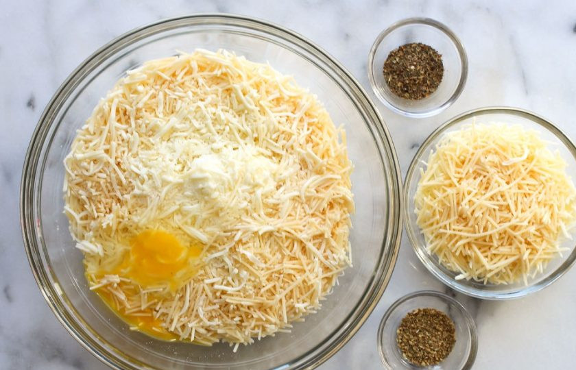 1. Этап. Вкусная лазанья: Пока займитесь сыром. Небольшую часть пармезана и моцареллы отложите для украшения. Рикотту соедините в большой миске с яйцом. Натрите пармезан и моцареллу.