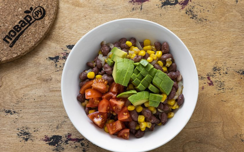 1. Этап. Бурито с кукурузой: Переложите начинку в тарелку. Добавьте нарезанный кубиками авокадо и помидоры черри.