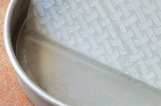 1. Этап. Вьетнамские спинг-роллы: 2. Очистите и нарежьте соломкой сладкий перец и морковь. Вымойте и обсушите зелень. Лист бумаги для спринг-роллов опустите в воду на несколько секунд и переложите на рабочий стол.