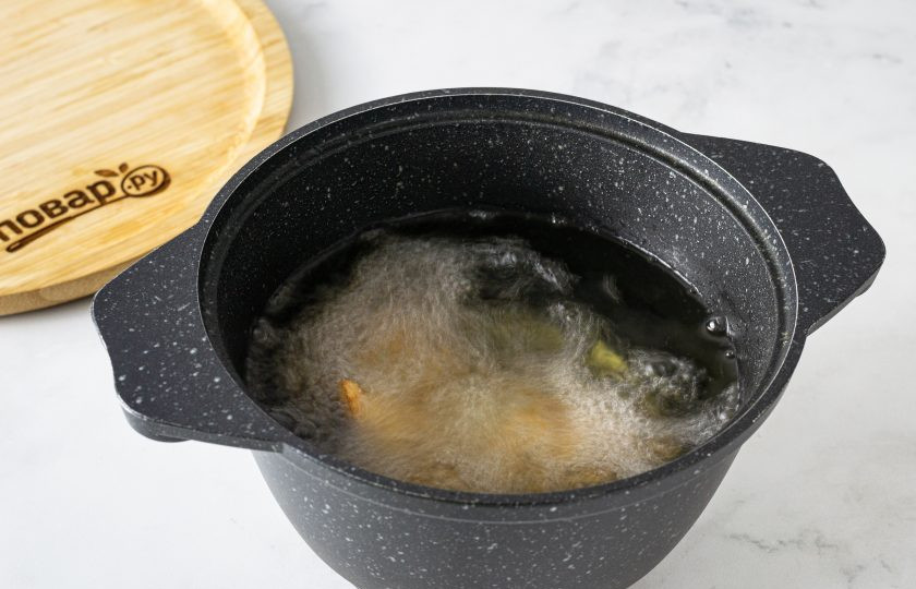 1. Этап. Индийские самосы: Обжарьте самосы в хорошо разогретом растительном масле до золотисто-коричневого цвета.