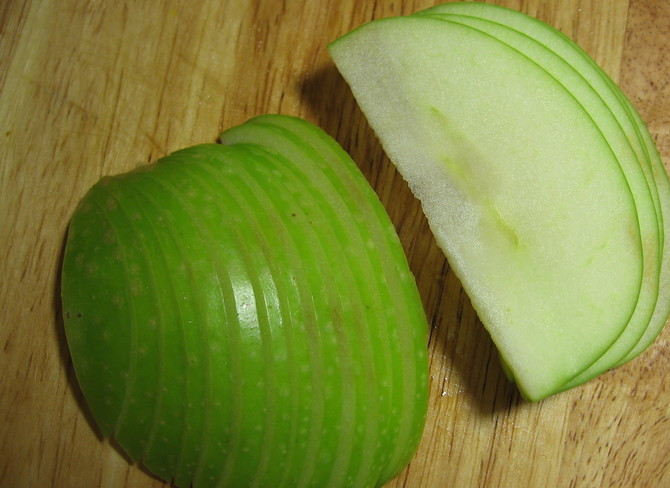 1. Этап. Салат из чечевицы с мясом: Тонко-тонко нарезаем яблоки и спрыскиваем их лимонным соком.