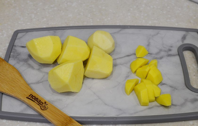 1. Этап. Ледяная рыба, запеченная с тимьяном: 4. Картофель и сельдерей почистите.