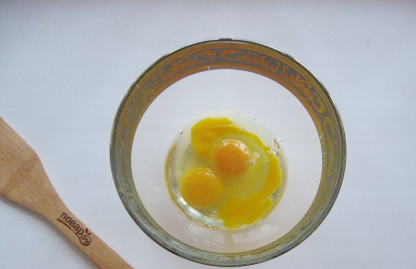1. Этап. Кулич с меренгой: Яйца разбейте в другую миску.