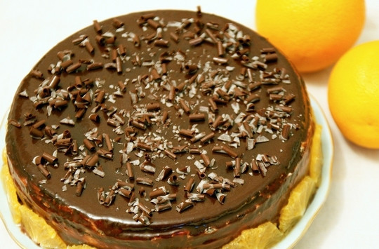 1. Этап. Бисквит с творожным кремом: Соберите все коржи, украсьте по своему усмотрению. Как по мне, шоколадная глазурь и шоколадная крошка - это идеальный вариант. Так как у меня был апельсиновый ликер для пропитки, то украсила я готовый бисквит с творожным кремом дольками апельсина.