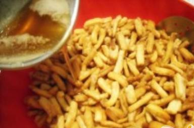 1. Этап. Чак-чак: 10. Выложить чак-чак на блюдо (мокрыми руками) и слегка придавить, чтобы скрыть пустоты.