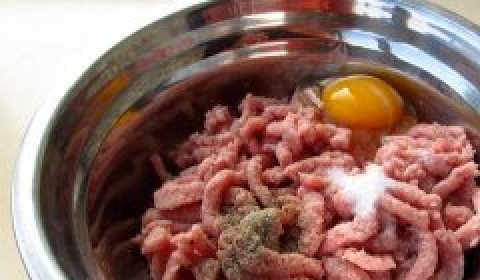 1. Этап. Колобки из фарша: В фарш добавьте яйцо, перец, соль, тщательно вымешайте массу.