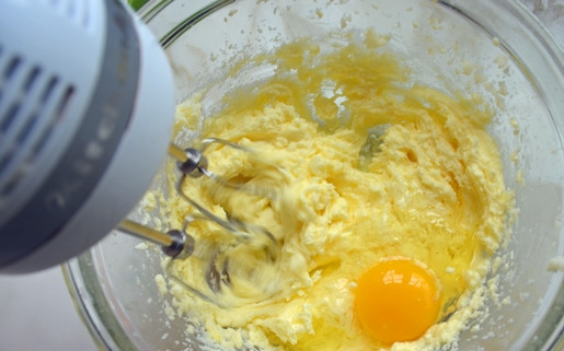 1. Этап. Маффины на молоке: 3. По одному введите в масло с сахаром яйца, продолжая взбивать.