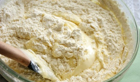 1. Этап. Творожный пирог с бисквитным тестом: Добавьте сметану, соду, муку и сливочное масло, его надо растопить (можете на водяной бане или в микроволновке это сделать).