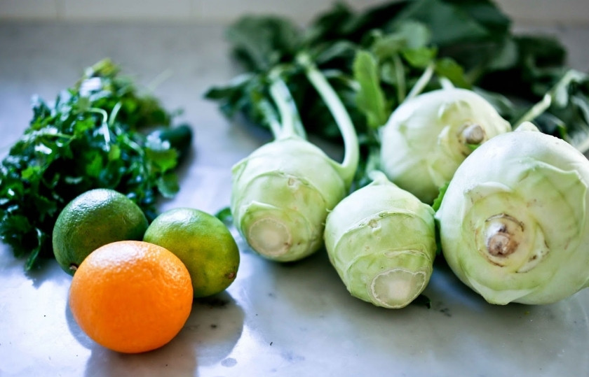 1. Этап. Салат с кольраби и зеленью: Подготовьте все ингредиенты. Помойте и просушите их.