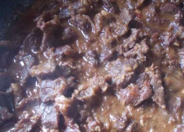 1. Этап. Говядина, маринованная в соевом соусе: Если жидкость испарится, можно добавить немного теплой воды.