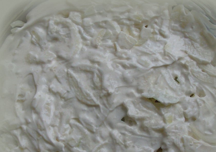 1. Этап. Минтай тушеный в майонезе: Майонез необходимо разровнять по всей поверхности.