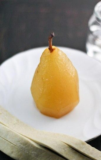 1. Этап. Медовые груши в слоеном тесте: Когда груши будут готовы, вытащите их из кастрюли и дайте им немного остыть (сироп ни в коем случае не выливайте!). В это время поставьте разогреваться духовку до 170 градусов. А тесто нарезать одинаковыми неширокими полосочками.