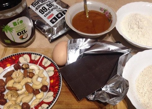 1. Этап. Шоколадный ПП-кекс: Подготовим ингредиенты. Если у вас нет овсяной муки, измельчите в кофемолке овсяные хлопья. Орехи для кекса можно взять любые, у меня смесь орехов.