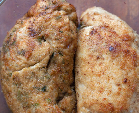 1. Этап. Биточки из куриной грудки: Затем обжарьте на сковороде до румяной корочки и поставьте в духовку на полчаса при 180 градусах. Перед подачей на стол порежьте битки на кусочки.