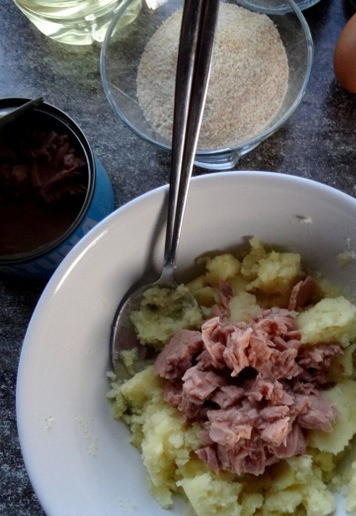 1. Этап. Картофельные шарики с тунцом: В слегка остывший картофель, добавить тунец (можно с небольшим количеством жидкости из банки). Не стоит мельчить тунец, пусть будут цельные кусочки, для большего вкуса.