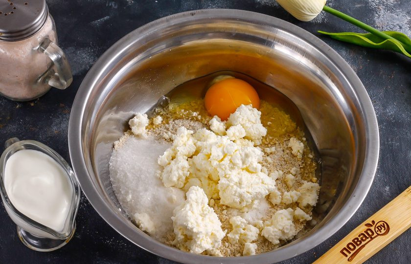 1. Этап. Полезные ватрушки с творогом: Выложите творог, желательно использовать продукт с высокой жирностью.