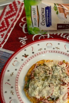 1. Этап. Мини пиццы на творожной основе: Порционно выкладываем на тарелку и подаем к столу