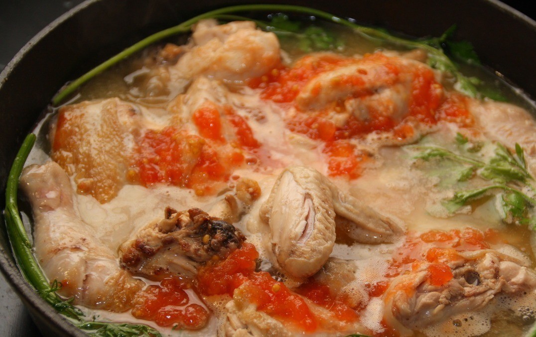 1. Этап. Цыплята-корнишоны, тушенные в белом вине по-австралийски: Добавьте очищенные от кожицы и размятые консервированные помидоры, веточки зелени. Посолите, накройте крышкой и оставьте тушиться на небольшом огне на 40 минут.