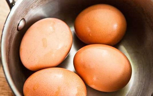 1. Этап. Зразы со свининой: 1. Первым делом поставьте варить яйца вкрутую.