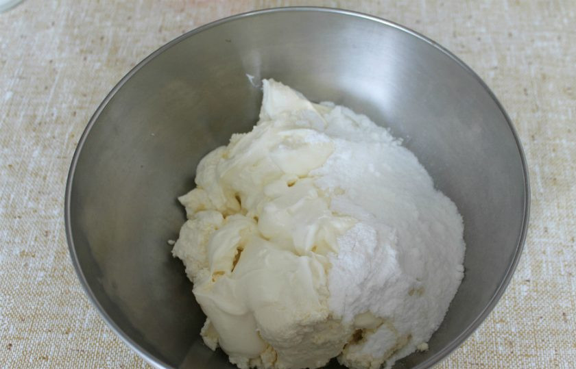 1. Этап. Торт Махровый: Готовим крем. В миску выкладываем творог, сахарную пудру и большую часть сметаны.