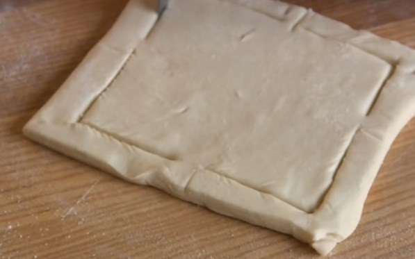 1. Этап. Слойки из слоеного теста с кремом Патисьер: 5. Слоеное размороженное тесто нарежьте на квадраты 10*10 см и толщиной 5 мм. Сделайте надрезы, как на картинке.