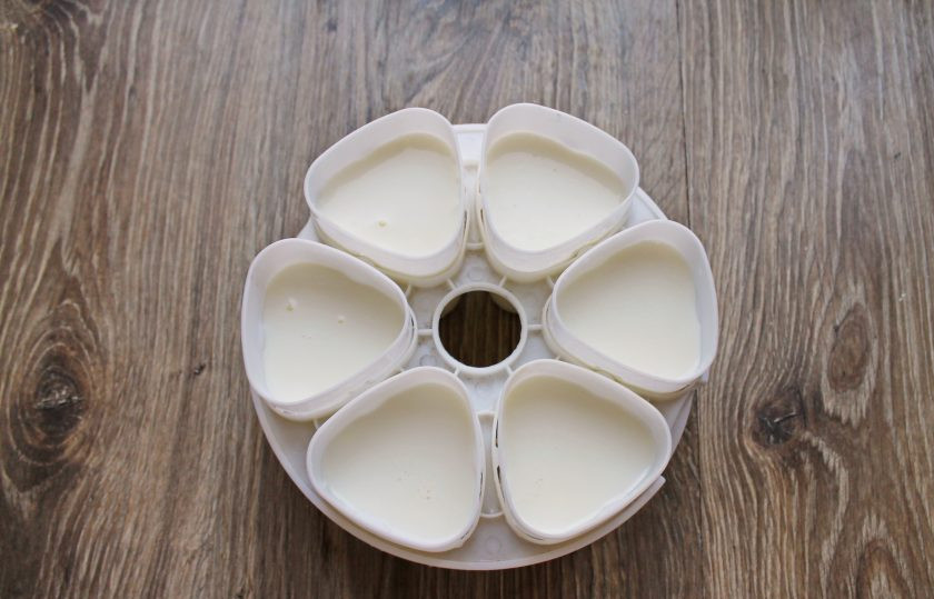 1. Этап. Йогурт в мультиварке на кефире: Налейте в формочки молоко, немного не доходя до края, и закройте крышками.