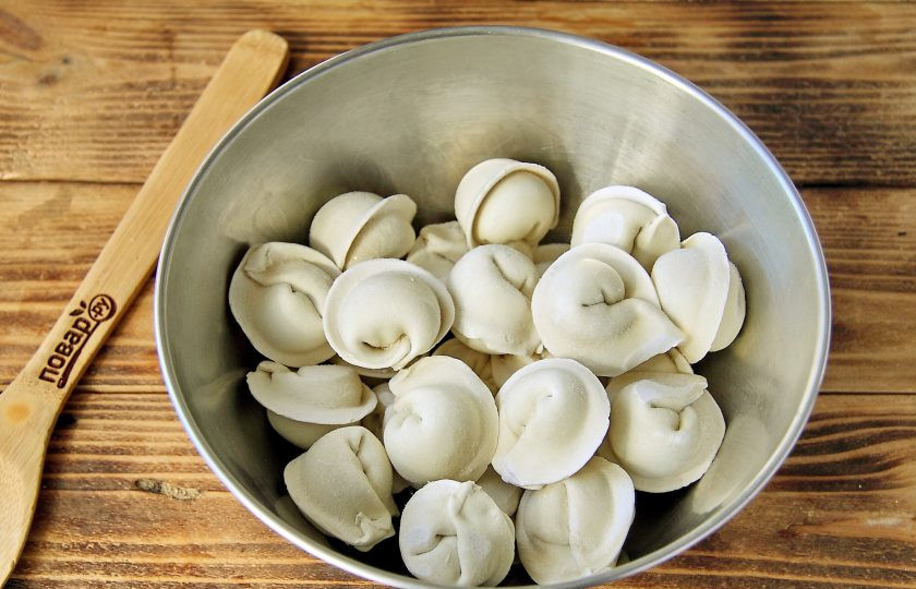 1. Этап. Пельмени на мангале: Пельмени (замороженные) переложите в глубокую миску.