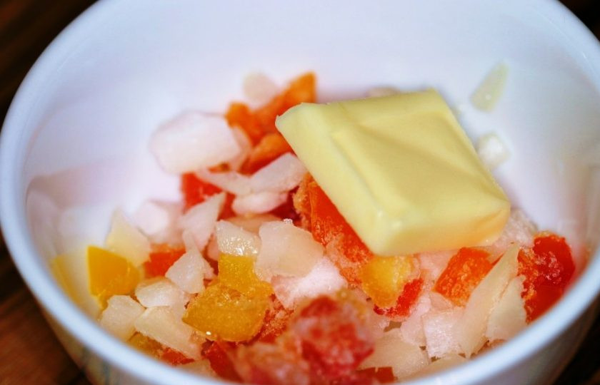 1. Этап. Ветчина на завтрак: 1. Выложите замороженные овощи в миску, добавьте к ним сливочное масло и отправьте на 2 минуты в микроволновую печь.