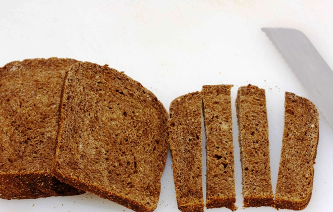 1. Этап. Хлебный квас: Бородинский хлеб порежьте кубиками.