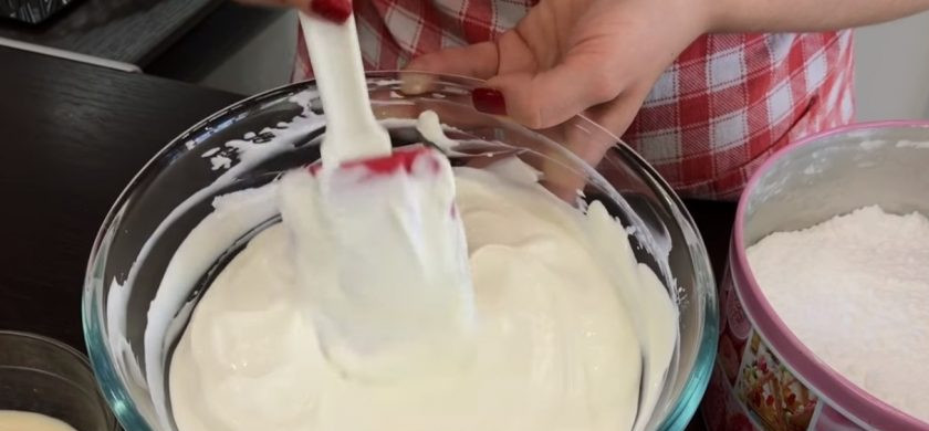 1. Этап. Торт Сметанник без выпечки (на скорую руку): 1. Сметану взбейте на средней скорости в течение 1 минуты с помощью миксера. Добавьте сахарную пудру или сахар и снова взбейте миксером.