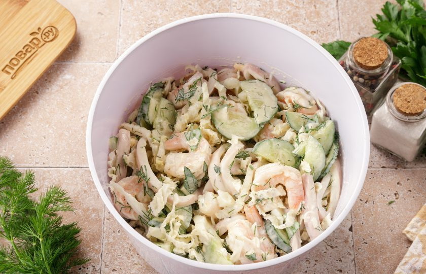 1. Этап. Салат с кальмаром, креветками и огурцом: Заправьте салат майонезом, посолите и поперчите по вкусу. Перемешайте. Салат с кальмаром, креветками и огурцами готов.