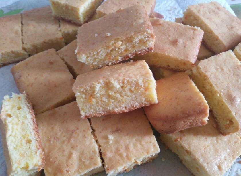 1. Этап. Пирожные Ламингтон, ароматизированные цедрой апельсина: Разрежьте остывший бисквитный корж на прямоугольные кубики.