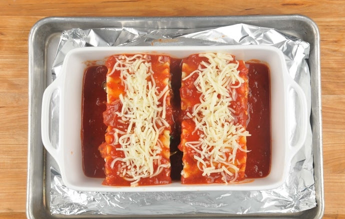 1. Этап. Рулеты с грибами и шпинатом: 5. В форму для выпечки выложите 2 ложки маринары. Далее рулеты переложите в эту форму. Сверху добавьте оставшийся соус и натрите сыр. Запекайте блюдо в духовке при 200 градусах в течение 30 минут.