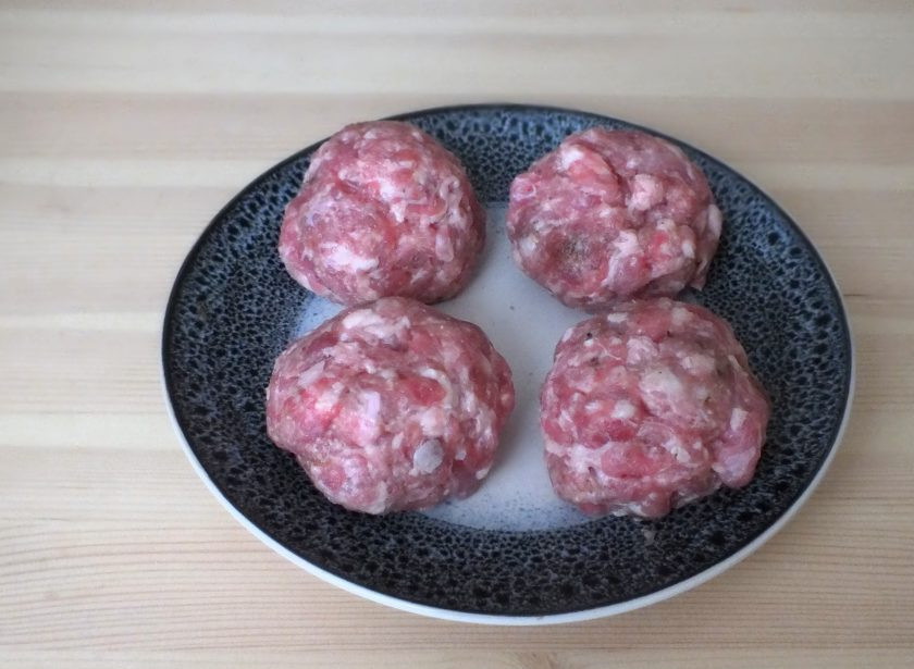 1. Этап. Лепешки из фарша: 2. К фаршу добавьте соль, перец и хорошо перемешайте. Разделите на 4 части.