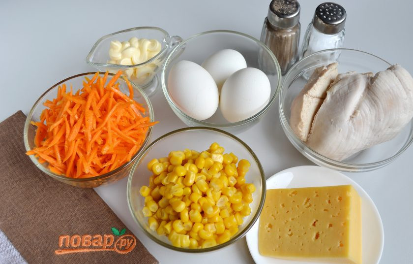 1. Этап. Салат на Новый год 2025: 1. Подготовьте продукты. Заранее отварите куриное филе и яйца.