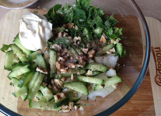 1. Этап. Салат из сельдерея с огурцом и орехами: 4. Перекладываем все подготовленные ингредиенты в салатник, добавим соль, перец и лимонный сок. И по вкусу добавим майонез.