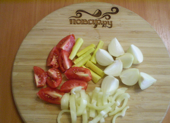 1. Этап. Курица, запеченная с картофелем и овощами: 3. Крупно порезать лук, морковь, перец и томаты.
