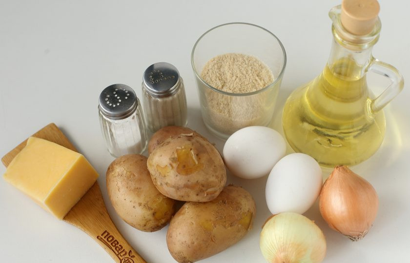 1. Этап. Котлеты из картофеля в мундире: Подготовьте все ингредиенты. Картофель заранее отварите в мундире и дайте остыть.