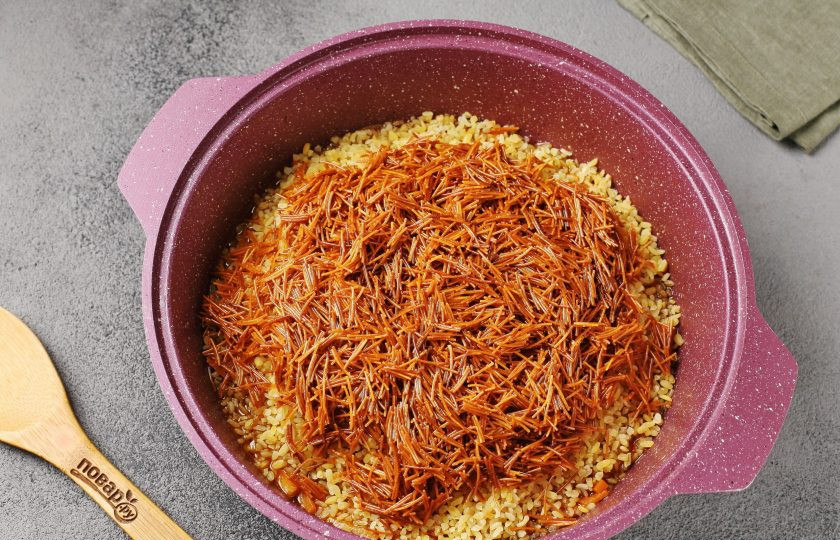 1. Этап. Плов с булгуром и жареной вермишелью: Добавьте обжаренную вермишель.