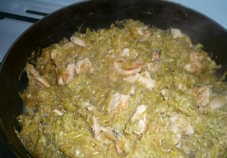 1. Этап. Кабачки, тушенные с курицей: Добавьте сметану к ингредиентам. Уменьшите огонь и тушите рагу в течение 15-20 минут под крышкой.