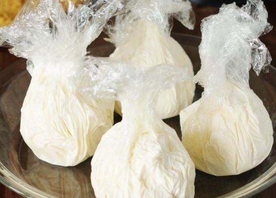 1. Этап. Жареные шарики из мороженого: 2. Сверните вот таким образом, сформировав шарики. Отправьте на часик в морозилку. Тут же поставьте еще одну пустую форму.