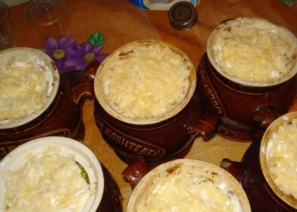 1. Этап. Свинина запеченная в горшочке: И посыпаем тертым сыром.