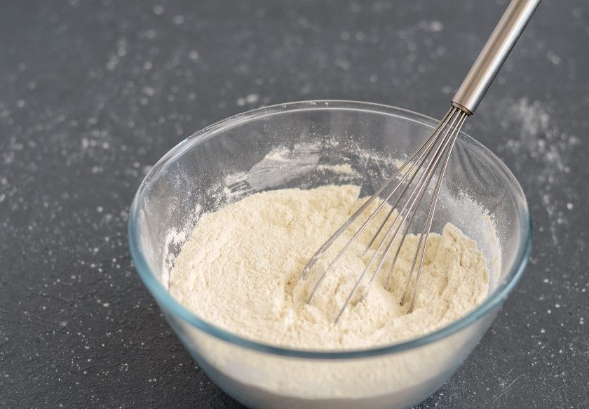 1. Этап. Безглютеновый пирог: В большой миске смешайте муку, сахар, соль и разрыхлитель.