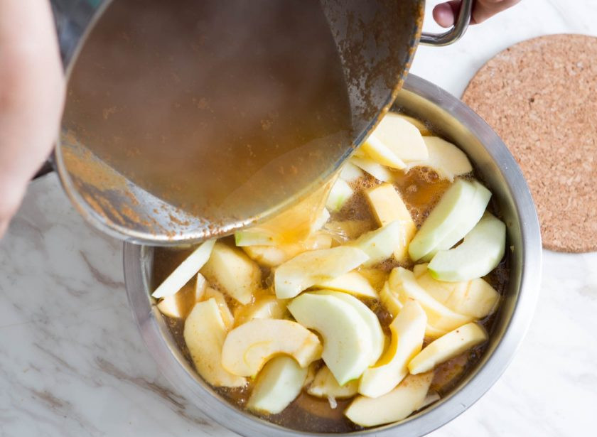 1. Этап. Пирог с ароматными яблоками: Займемся начинкой. Промываем и очищаем яблоки, режем на крупные дольки. Помещаем в кастрюлю и заливаем водой и доводим до кипения. Затем яблоки перекладываем в отдельную миску, заливаем оставшимся кипятком.