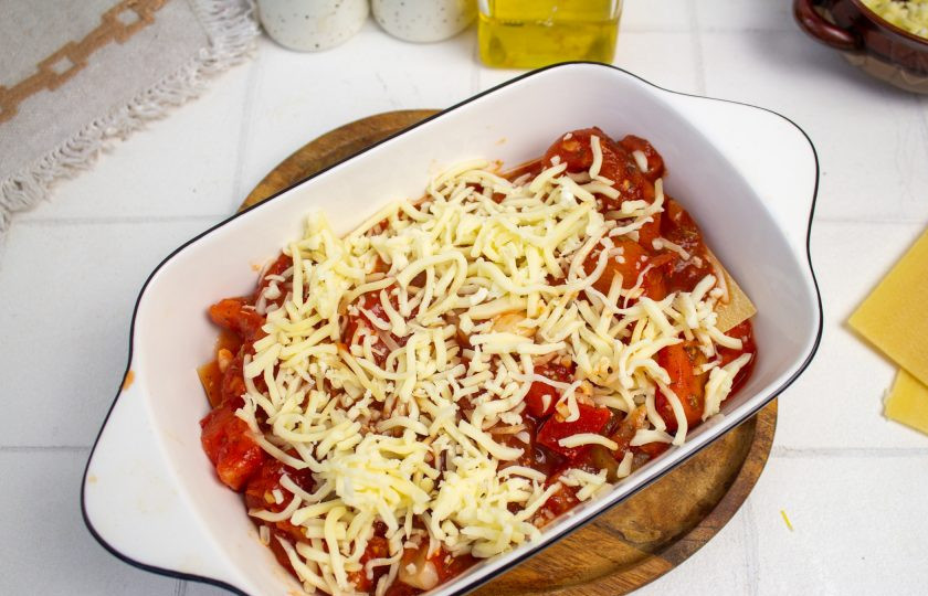 1. Этап. Лазанья с помидорами и сыром: Поверх выложите еще немного соуса и немного тертого сыра.