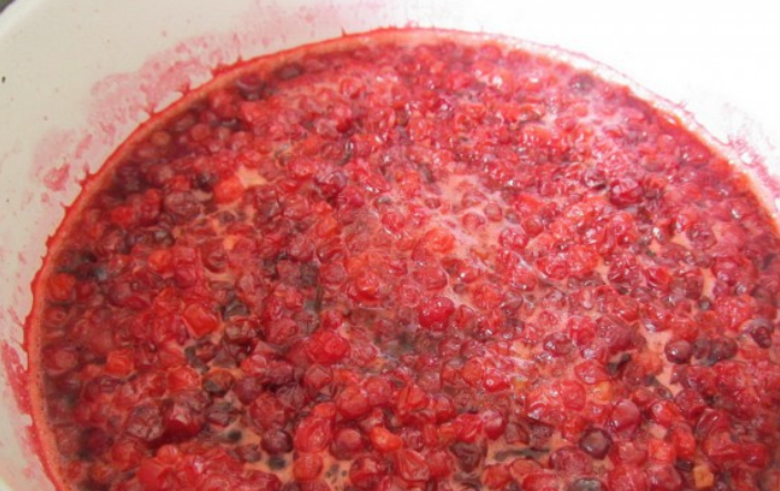 1. Этап. Баранина под соусом: Варим, пока ягоды не лопнут.