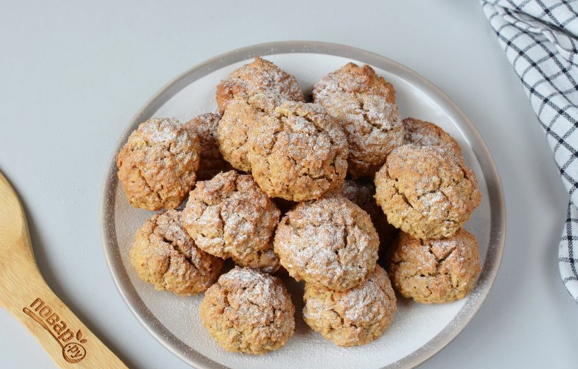 1. Этап. Овсяное печенье с яблоками без муки: По желанию можно притрусить готовое печенье сахарной пудрой.